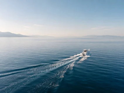 Editorial image for glide partners with vector náutico on the mola-e boat line.